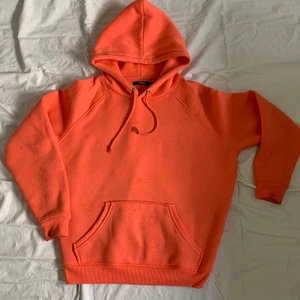 Rosa hoodie - BikBok - Rosa hoodie från bikbok i fint skick 💗💗 Säljer för 175kr + frakt (Köperan står för frakt) ❗️DEN ÄR INTE SÅ ORANGE SOM PÅ BILDEN❗️ 