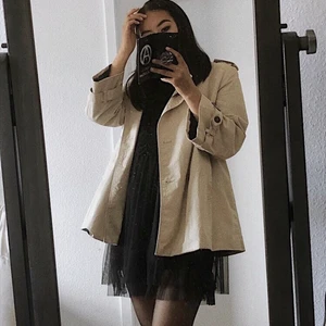 Zara trenchcoat - Världens snyggaste trenchcoat från Zara! Säljer den nu pga att jag tyvärr växt ur den:( Perfekt nu till hösten och i fint skick! Priset är inklusive frakt<3