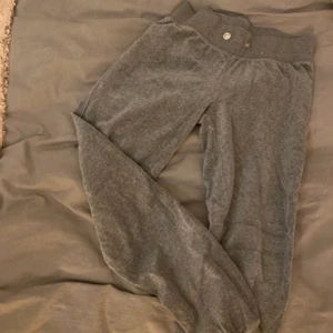 Ett par gråa mjukisbyxor!!  - Jättefina men blivit för små :( inga snören i, sitter tajt. Använd är dom! <3 <3 