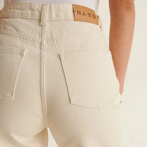 High waisted beige slit byxor - Köpte dessa byxorna i början på sommaren och efter mycket kämpande passar dem mig tyvärr fortfarande inte. Jättesnygg fit (& rumpan ser sjuk ut även om dem var för stora). Nypris: 499kr från Clair Rosé x NAKD. OBS. Aldrig använda, bara provade - tagg fortfarande kvar :)