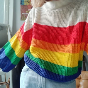Regnbågsfärgad + beige stickad tröja - säljer denna superfina stickade tröja från Monki! originalpris är 300 kr och den är köpt i butik. ganska använd - en aning noprig på ärmarna och tyget är lite urtvättat men annars i sprillans skick :) den är i storlek S och sitter lite oversized på mig som är ca 165 cm lång. varm och skön men passar inte min stil längre ♡