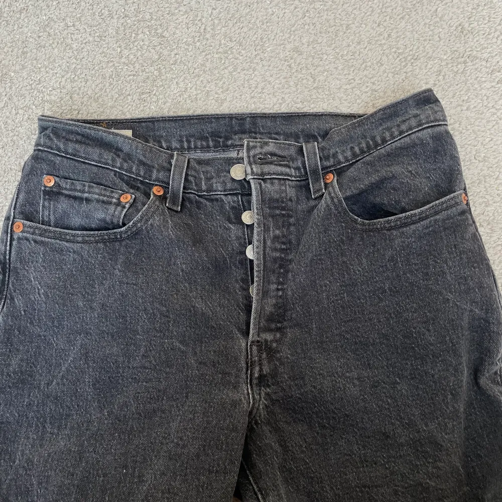 Straightleg Black 501 Levi’s jeans i väldigt bra skick! 💕 Snygga till ALLT. (Köparen står för frakt). Jeans & Byxor.