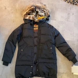 Parajumpers jacka longbear XS/S - Säljer min Parajumpers jacka då denna är för stor för mig. Det står det är en XS men passar även S, Fint skick, vid snabb affär kan priset diskuteras. 