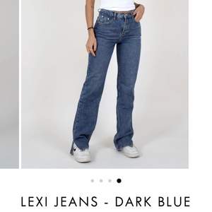 Supersnygga, raka jeans från Venderbys i färgen ”Dark Blue” som endast kommit till användning en gång eftersom jag redan har liknande! Nypriset på deras hemsida är 630kr, men jag säljer dessa för 550kr. 💕 (köparen står för frakt) 