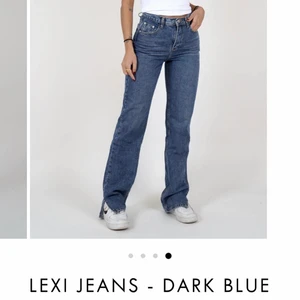 Lexi jeans från Venderbys  - Supersnygga, raka jeans från Venderbys i färgen ”Dark Blue” som endast kommit till användning en gång eftersom jag redan har liknande! Nypriset på deras hemsida är 630kr, men jag säljer dessa för 550kr. 💕 (köparen står för frakt) 