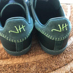 Jonah Hill adidas samba grön*nyskick* 40 - Superfina Jonah Hill adidas mörkgröna strl 40. Använda två ggr*nyskick* (Sonen ökade två skostorlekar under sommaren 😅)
