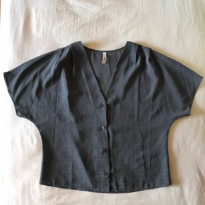 kortärmad blus🐟🐟 - söt kortärmad blus/skjorta i grårutigt mönster. skönt luftig material. strl XS men sitter lite oversize som en M på mig som bär S i kläder. Jättebra skick. Kan skicka fler bilder eller mått vid begäran. Om fler är intresserade blir det budgivning. Kolla gärna in mina andra annonser, samfraktar gärna🐅