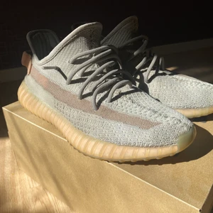 Yeezy ”True form”  - Använde dem mycket i början men slutade jag använda dem för ändrade klädd still och kände att dessa inte var något för mig! Slitna på under sulan men annars är dem super bra och sköna! 