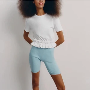 Volang t shirt från zara - Skit snygg volang t shirt från zara köp för några månader sen och knappt använd!😃 köparen står för frakt