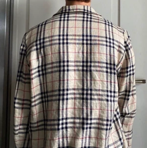 Burberry jacka - Äkta burberry overshirt. Köpt på burberry butiken i London. Nypris ca 790 £. Stl M. Inga fläckar eller defekter. 