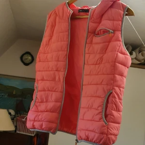 Super fint väst  - I mycket bra skick och passar s_ m