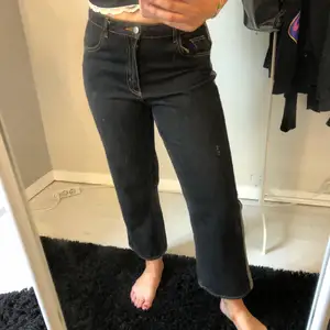 Coola jeans från H&M i storlek 42, skulle dock påstå att de är mer som storlek 40. Jag är 168 cm lång för referens. Mörkt jeanstyg med ljusare kanter på sidorna av benen.