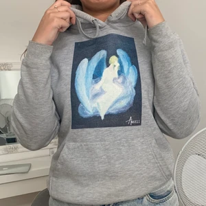 The Cool Elephant hoodie  - Grå Hoodie med tryck av märket The Cool Elephant! Använd en gång så helt i nyskick, storlek M men liten i storleken skulle säga passar S/M