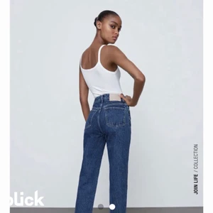 Zara jeans  - Säljer dessa snygga zara jeans i mörkblått. De är normal midjade. Inte höga men varken låga heller. Så ungefär mid rised. Jätte bekväma o passar mig i längden som är 165. Hör av er vid fler frågor osv❤️