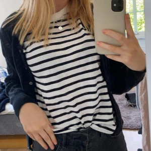 Tröja - Randig tröja i svart o vit från zara, använd en gång. Inga fläckar eller andra defekter. Det är bara att fråga om det skulle vara någr frågor❤️