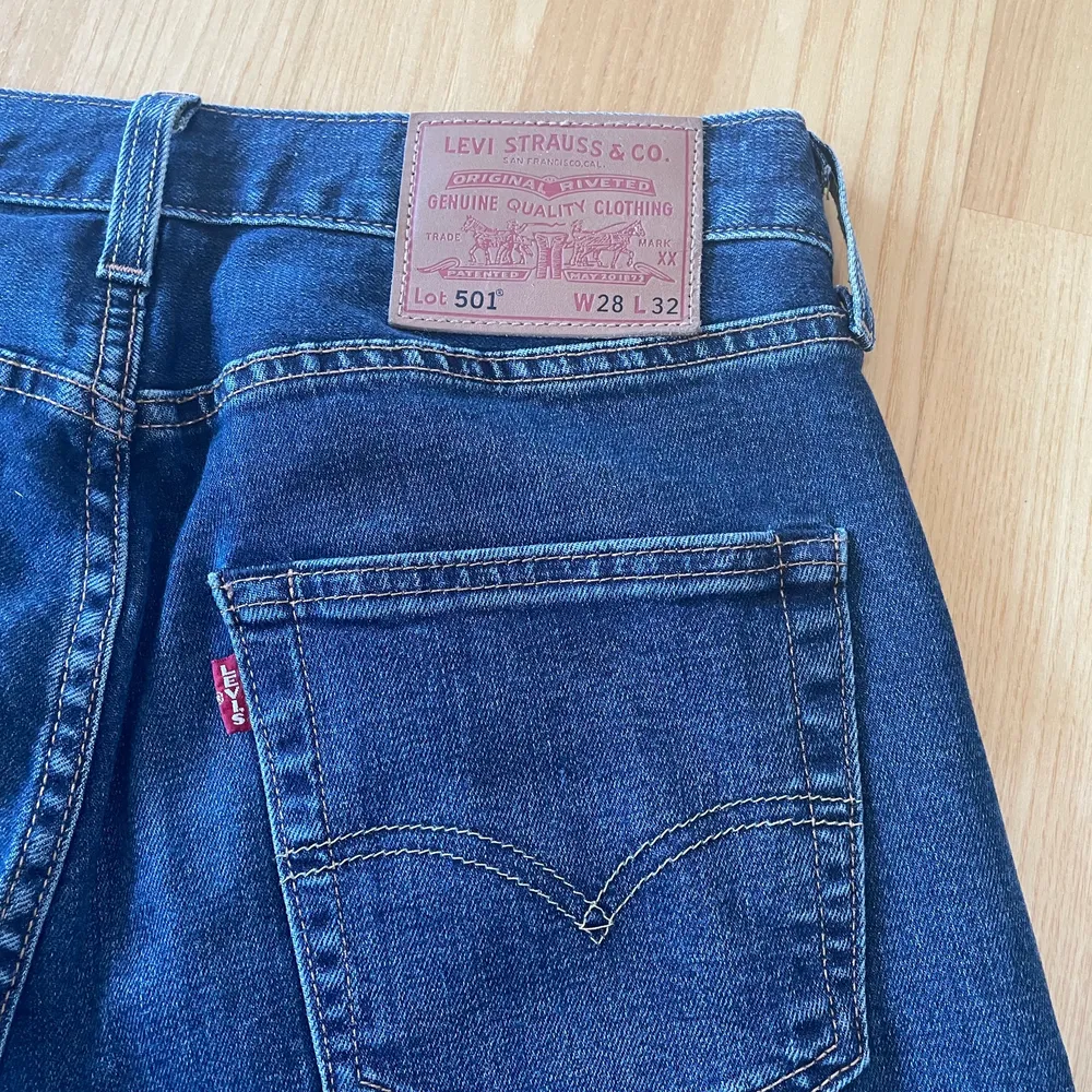 Blåa Levi’s jeans 501. Jeansen köptes förra året och är i skick som nya då de endast är använda vid fåtal tillfällen. Nypris: 1250:- Hör av er om ni har några frågor eller funderingar! Mvh Filip. Jeans & Byxor.