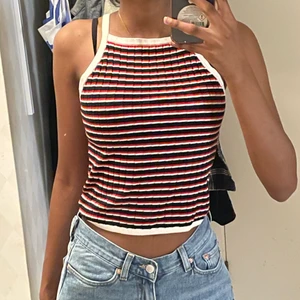 Snygg topp!  - En snygg topp från H&M<3 Om mer bilder önskas kan jag skicka privat<3 Köparen håller för frakten men kan mötas i sthlm/odenplan annars💕