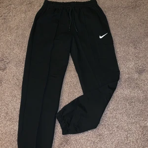 Nike joggers  - Helt nya Nike joggers storlek L passar alla 