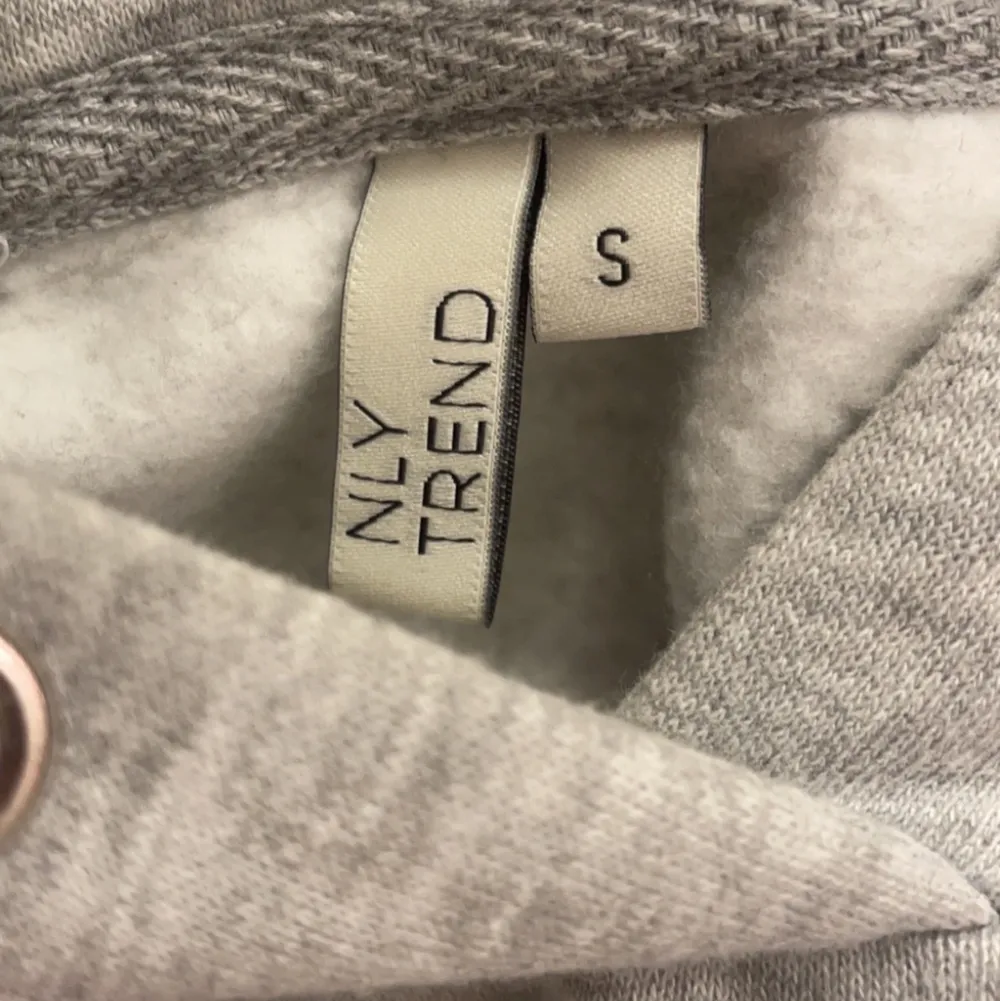 Säljer denna gråa oversized hoodie från nly trend. Andvänd typ 2 gånger så den är i nyttskick💕 nypris: 299kr . Hoodies.