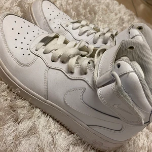 Höga Nike air force  - Höga Nike air force. Sparsamt använda!