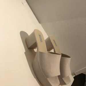 Beiga klackar Nelly - Ett par fina klackar från Nelly. Aldrig använda och är i str 39. Kan mötas och frakta!!☺️