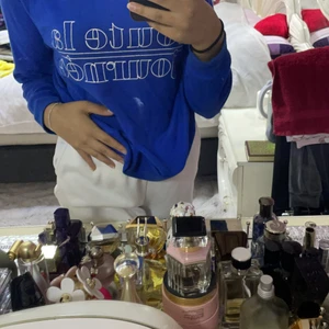 Så fin färg med tryck - Så snygg sweatshirt som är i en sån fin blå färg och även tryck på. Säljer billigt vid snabb affär