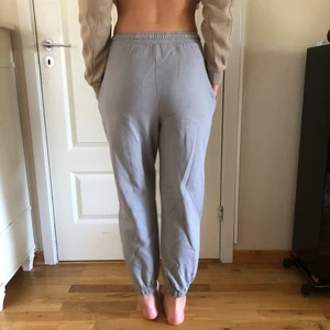 Grå mjukisbyxor - Mjukisbyxor från HM i storlek M, fin grå färg med inslag av blå.