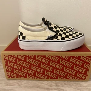VANS UA CLASSIC SLIP-ON PLATFORM - Vans köpta på Nelly.com, använt en ända gång & ser ut som helt nya nästan! 