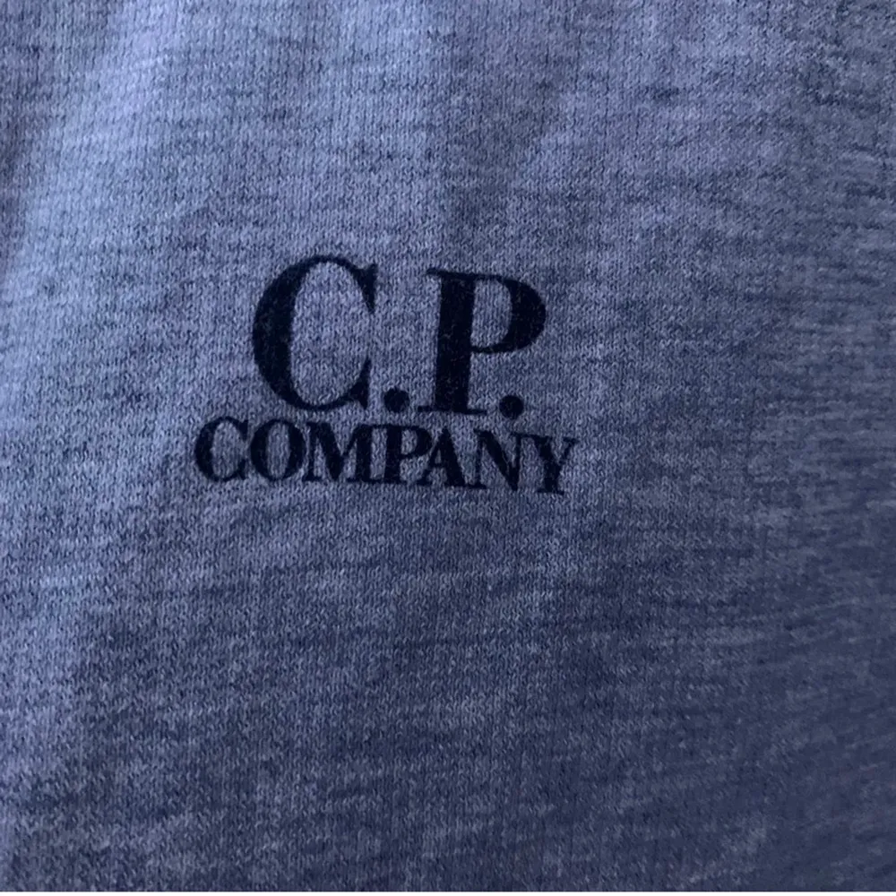 Cp company sweatshirt som jag aldrig använder och som jag vill bli av med. Ordinarie pris 800-1000kr men eftersom jag vill bli av med den blir de billigt.. Tröjor & Koftor.