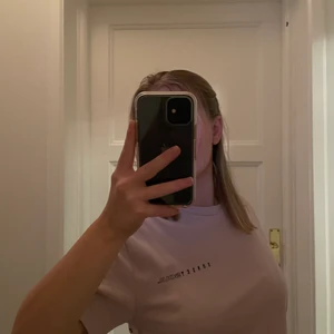 T-shirt med tryck - T-shirt med tryck från H&M (herravdelningen). Använd men i bra skick. Funkar för både tjejer och killar