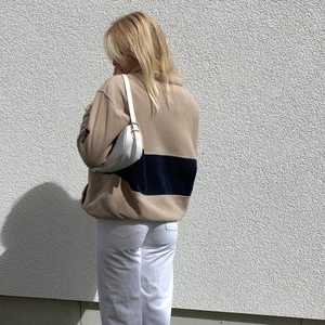 tjocktröja - Jättesnygg tjocktröja köpt på secondhand i fint skick! Köparen står för frakten 🤎