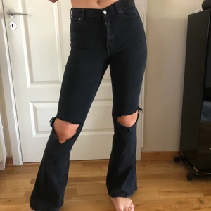 Svarta jeans  - Svarta bootcut jeans från dr denim. Hål på knäna.