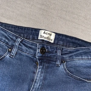 ACNE 27/32  - Schyssta jeans från ACNE i toppenskick. Storlek 27/32. Stretchiga. Nypris 1799kr 