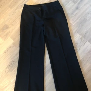 Lågmidajde straightleg kostymbyxor - Säljer dessa svarta lågmidjade kostymbyxor ifrån vero Moda storlek 36. Jag skulle säga att de är i straightlegmodell/Flare. Säljer pga att de var för små för mig, köpta second hand men inga defekter vad jag kan se. Bra i längd på mig som är ca 165. Frakten ingår i priset. Tveka inte på att höra av dig vid intresse, frågor eller om du vill ha fler bilder 💓💓💓💓