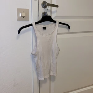 Basic ribbat linne - Ett basic ribbat linne som dock aldrig har kommit till användning. Supersnygg att ha till vardags som till fest och klä upp med smycken. Denna typ av linne brukar sitta rätt tajt men detta sitter lite lösare vilket jag tycker är väldigt snyggt.