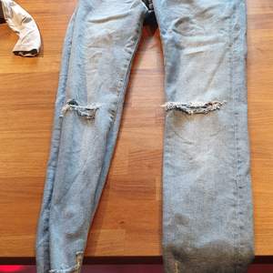 Helt nya jeans aldrig använt, vid snabb affär så spelar priset inte så stor roll:)