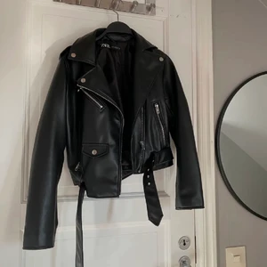 Skinnjacka  - Ascool skinnjacka från zara som ja inte använder!❤️köpare står för frakt💖💖(lånade bilder)