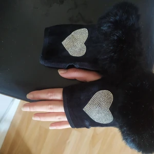 Gulliga sammetshandskar med strasshjärtan - Svårt att uppskatta strl men de sitter tajt på mig och jag har rätt stora händer så passar nog def de flesta händer. Pälsmuff runt, fake ofc.