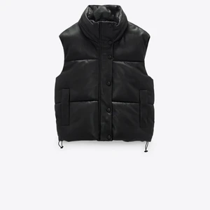 Svart väst - Säljer min fina väst ifrån zara! Jättesnygg och passar perfekt nu till hösten💕 Buda!! (Köparen står för frakten)