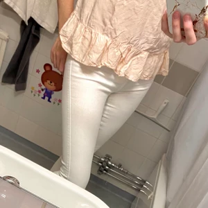 Vita jeans DR.DENIM storlek S - DR.DENIM Kissy - Vita jeans storlek S, oanvända med lapp.