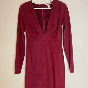 Klänning storlek S - En klänning i nyskick ifrån Nelly. Storlek S. Använd en gång. Materialet är av sammet. 