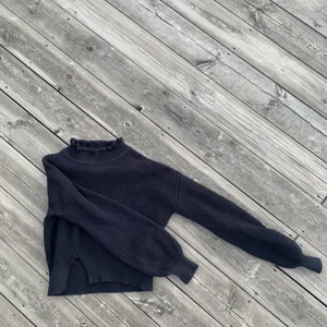 Hunkydory sweatshirt  - En mörkblå stickad tröja från Hunkydory. Den är långärmad med fina detaljer utav hål. Nypris 1295kr. Väldigt mysig!