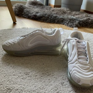 Nike air Max  - St: 37.5 i vit färg, knappt använda och bra sick. Pris går att diskutera
