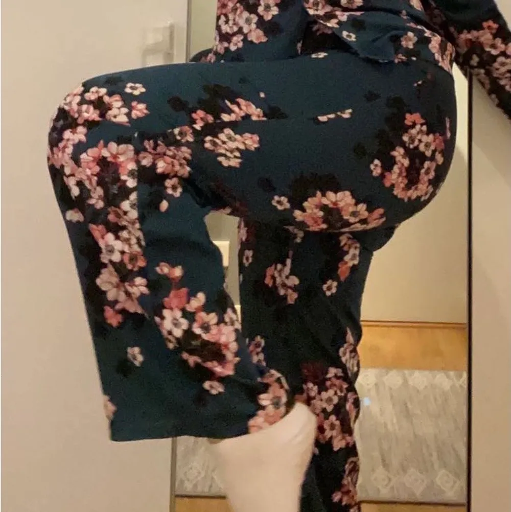 En gullig blommig siden pjamas topp och matchande byxor! Notera att dessa är inte stretchiga men midjan i byxorna är det😚 . Övrigt.