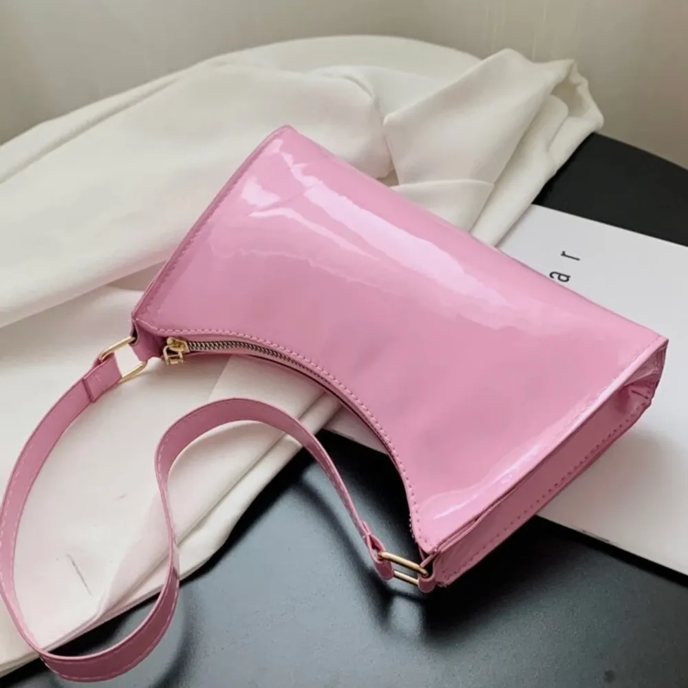 En rosa axelväska som jag aldrig mer använder, har använt den 1-2 gånger så den är som helt ny! Skriv gärna vid intresse! ❤️. Väskor.