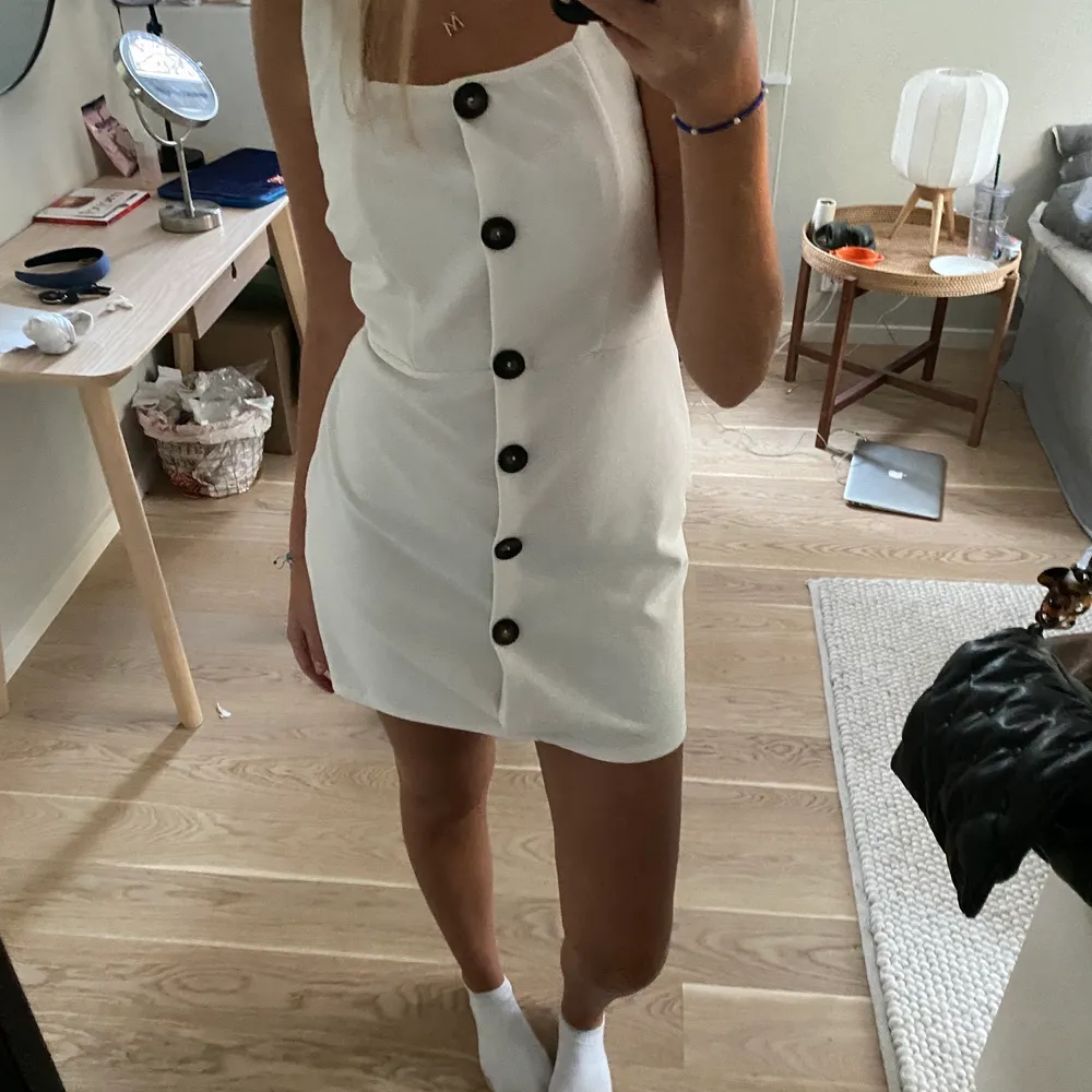 Super fin vit klänning med öppen rygg💗. Klänningar.