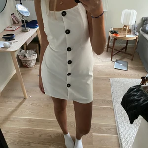 Jätte gullig klänning  - Super fin vit klänning med öppen rygg💗
