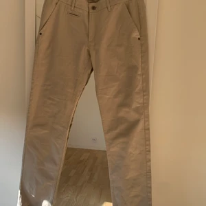 Kostymbyxor  - Super fina Beiga lågmidjadr kostymbyxor från hankydori! Raka i modellen. Jätte bra sick! Aldrig använda av mig, bara testade. Köpa secondhand på sellpy tyvär lite för små i låren för mig! Perfekta i längden till mig som är 175, går ner en bitt över foten. Ä Vid fler frågor bara skriv😊 köparen står för frakt 🚚 