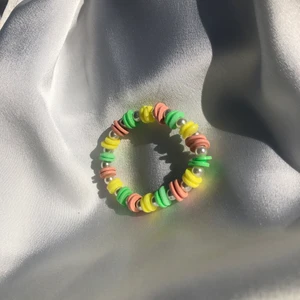 ~armband~ - Säljer dehär  superfina armbandet för 25kr+12krfrakt💛💗💚