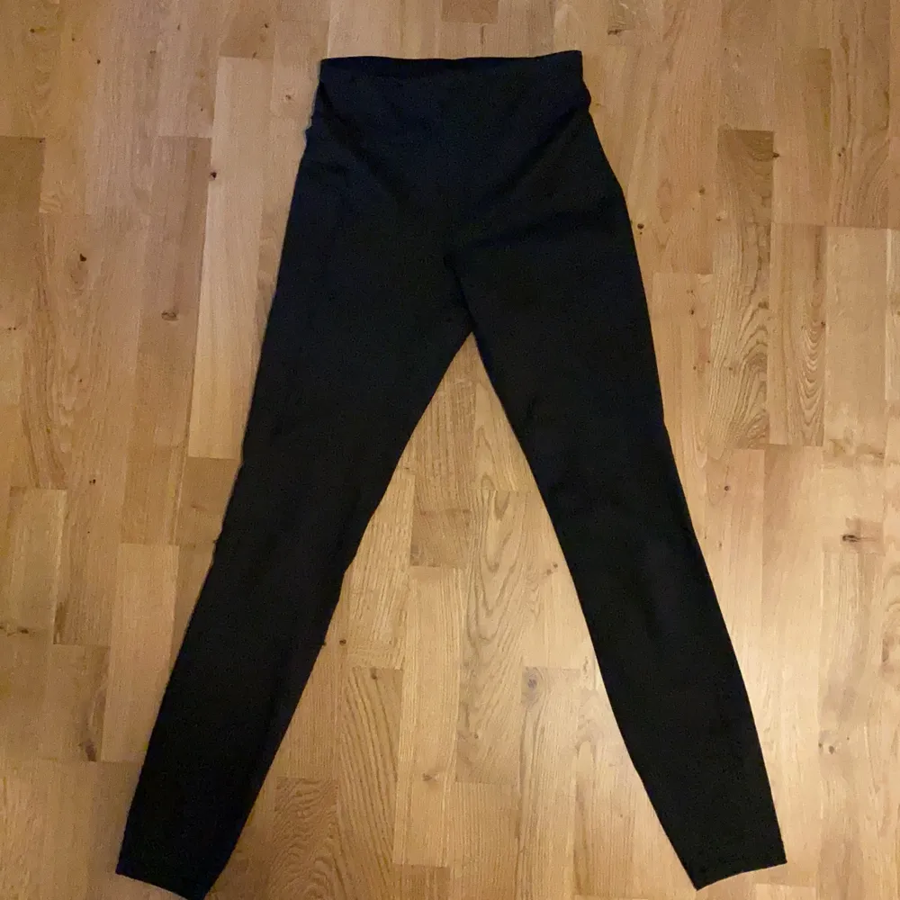 Helt vanliga svarta tights från märket Soc i storlek S. Använda men bra skick. 80kr+66kr frakt.. Jeans & Byxor.